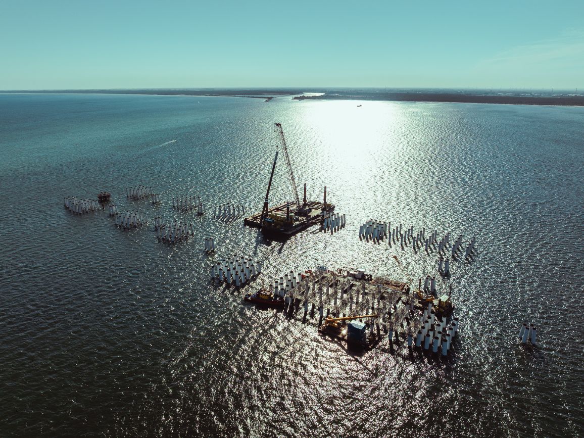 Gaz-System completes piling for Gdańsk floating LNG terminal